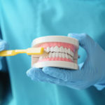 Kompleksowe leczenie dentystyczne – znajdź drogę do zdrowych i pięknego uśmiechu.